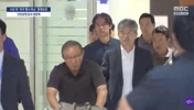 接机变抗议现场！洪明甫凌晨4点抵达韩国遭大批球迷围堵和怒斥